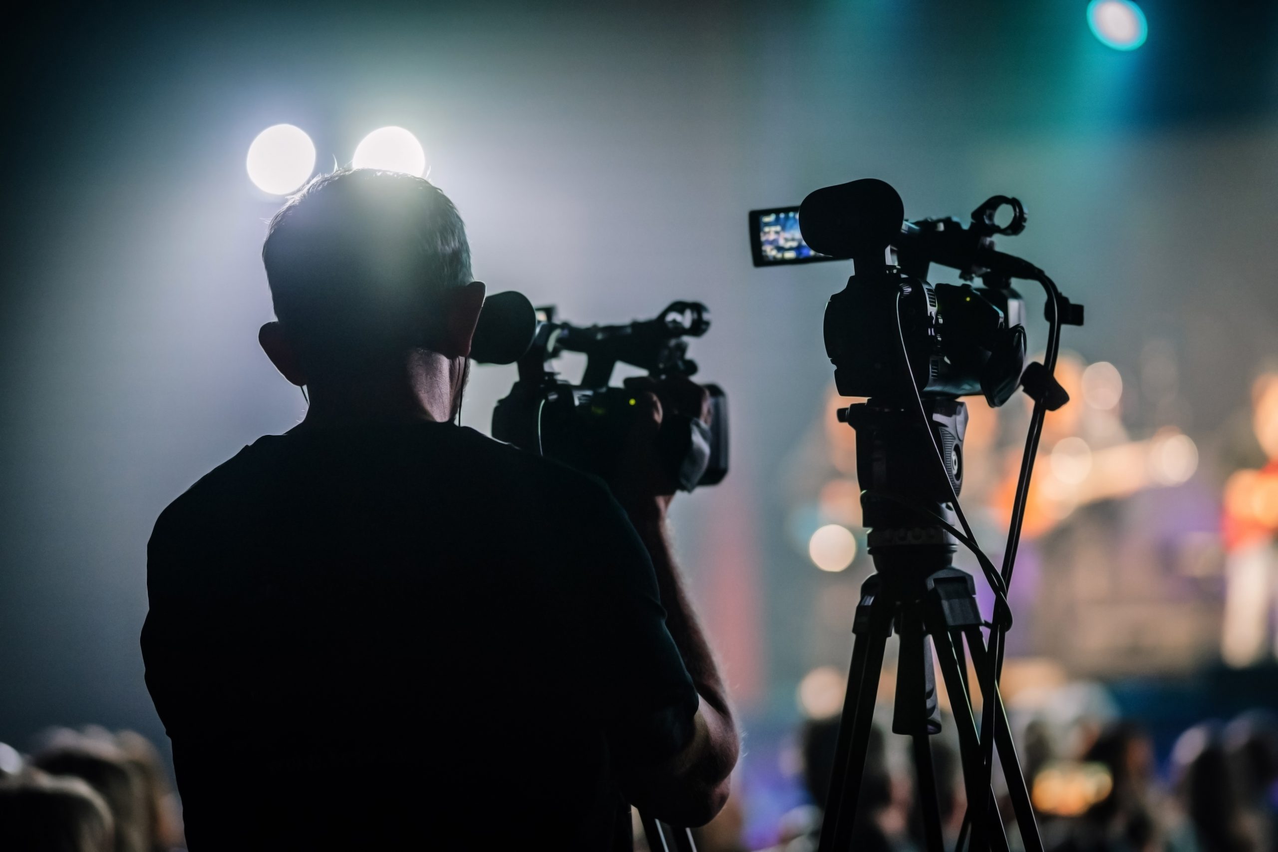 tecnico profesional de camara grabando un evento de musica scaled